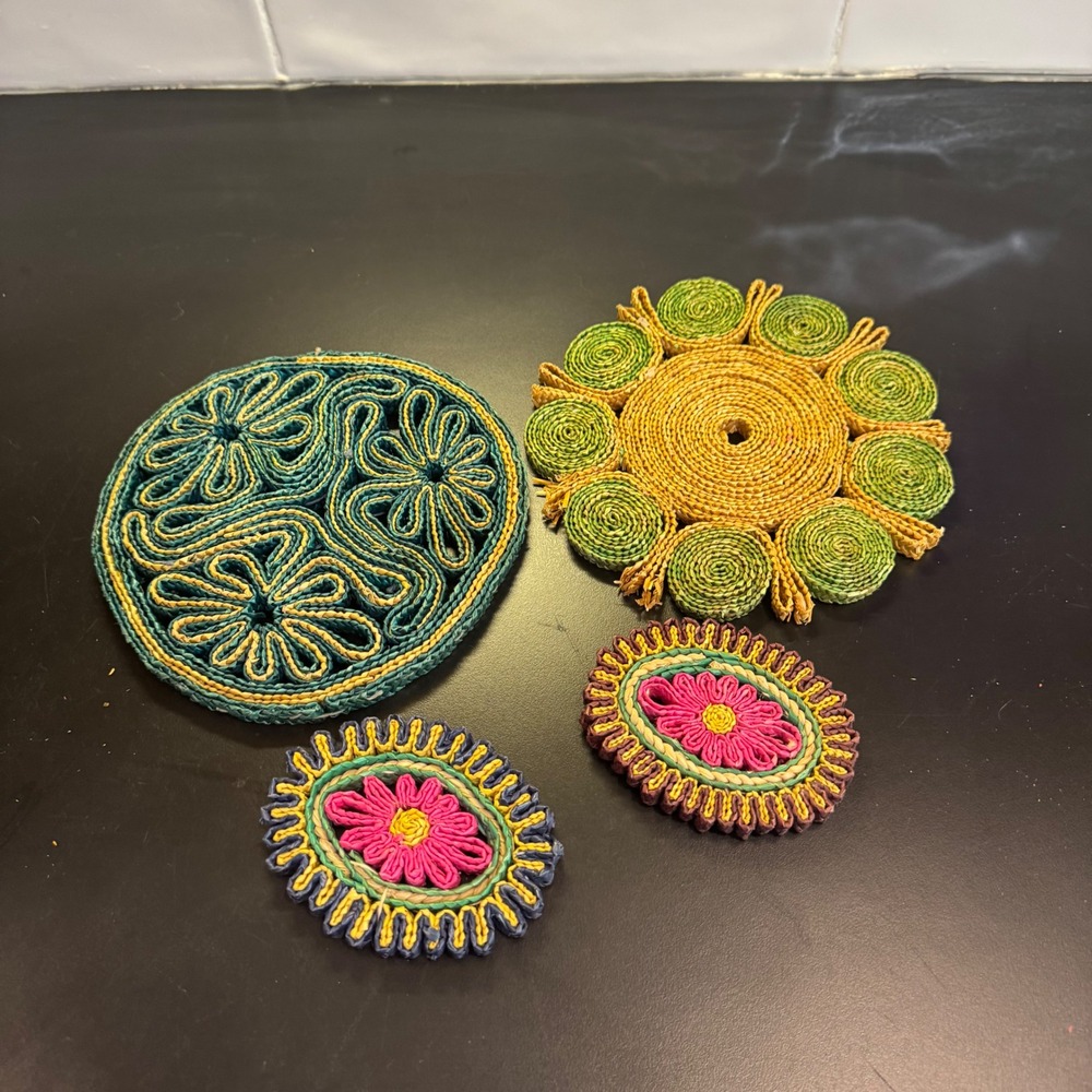 Vintage Woven Straw Trivet Set Home 4pc Multicolor Floral Boho Raffia Decor